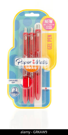 Winneconne, Wisconsin - 20. August 2016: Package of Paper Mate rote Stifte auf einem isolierten Hintergrund. Stockfoto