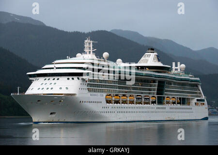 Radiance of the Seas Segeln in der Nähe von South Franklin dock, Juneau, Alaska. Royal Caribbean International Radiance of the Seas Stockfoto