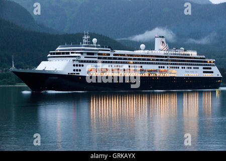 Zaandam, Segeln in der Nähe von South Franklin andocken, in der Nacht, Juneau, Alaska. Entwickelt, um weniger Gäste tragen und bietet gleichzeitig mehr spa Stockfoto