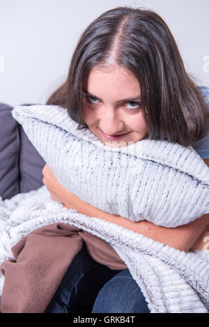 schöne junge Frau ist entspannend Biegung über ihr Kissen Stockfoto