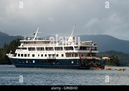 Safari Endeavour Kreuzfahrt mit Landschaft Cove, Thomas Bay, Petersburg, südöstlichen Alaska. Thomas Bay befindet sich im südöstlichen Alaska. Es Stockfoto