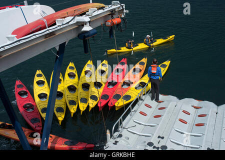 Seekajaks neben Kreuzfahrtschiff Safari Endeavour in der Nähe von Reid Gletscher im Glacier-Bay-Nationalpark, Alaska, USA. Alle unsere Reisen uns Stockfoto