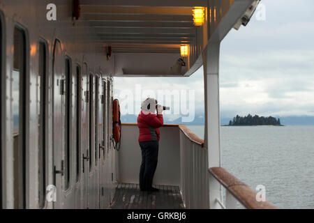 Frau Fotos in Safari Endeavour Kreuzfahrt an fünf Fingern Leuchtturm zu tun. Frederick Sound. Stephans Passage.  Petersberg-Alaska Stockfoto