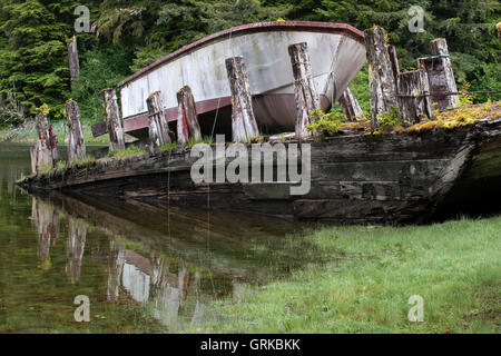 Altes Boot in einem gemäßigten Regenwald auf den Brother Islands zwischen Passage Stephens und Frederick Sound. Alexander-Archipel, Stockfoto