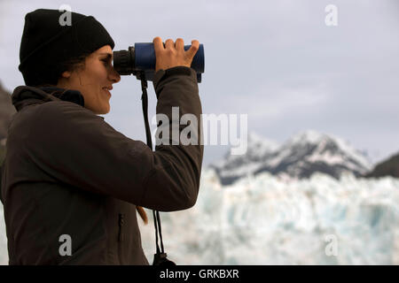 Mannschaft mit dem Fernglas auf Kreuzfahrt Schiff Safari Endeavour am Mount Fairweather und Margerie Gletscher im Glacier Bay National Park Stockfoto