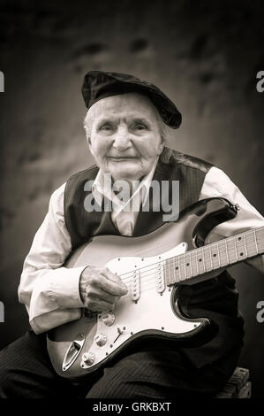 Ältere Frau Gitarre spielen. Selektiven Fokus. Stockfoto