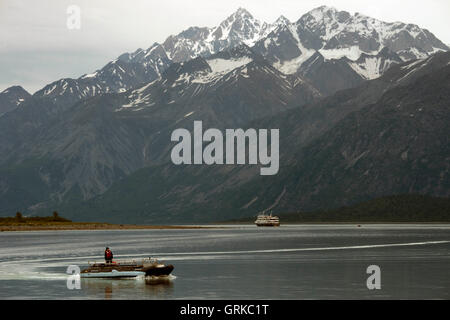 Kreuzfahrt und Boot im Reid Gletscher - Gletscher-Bucht-Nationalpark, Alaska. Muster aus Eis und Schnee auf dem Reid Gletscher im Glacier-Bay-Nationalpark, Alaska. Reid Gletscher ist ein 11-Meile-langen (18 km)-Gletscher im US-Bundesstaat Alaska. IT-trends Nord nach Reid Inlet im Glacier Bay National Park and Preserve, zwei Meilen (3 Kilometer) südlich der Glacier Bay und 72 Meilen (116 km) nordwestlich von Hoonah. Benannt wurde es nach Harry Fielding Reid von Mitgliedern der Harriman-Alaska-Expedition. Stockfoto