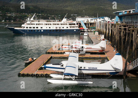 Safari Endeavour Kreuzfahrt angedockt am South Franklin Dock, Juneau, Alaska. Sightseeing-Wasserflugzeuge an der Uferpromenade in Ju abgestellt Stockfoto