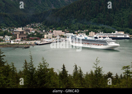 Star Princess und Celebrity Millennium Kreuzfahrten angedockt am South Franklin Dock, Juneau, Alaska. Sightseeing-Wasserflugzeuge parkte ein Stockfoto