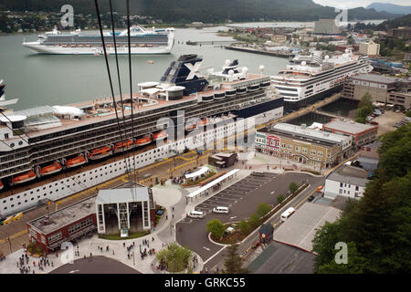 Juneau, Innenstadt. Alaska. USA. Celebrity Millennium Kreuzfahrtschiff angedockt zwischen schneebedeckten Bergen und der Mount Roberts Stockfoto