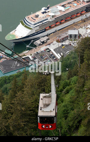 Juneau, Innenstadt. Alaska. USA. Celebrity Millennium Kreuzfahrtschiff angedockt zwischen schneebedeckten Bergen und der Mount Roberts Stockfoto