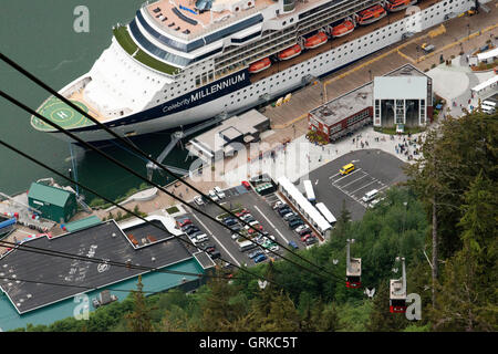 Juneau, Innenstadt. Alaska. USA. Celebrity Millennium Kreuzfahrtschiff angedockt zwischen schneebedeckten Bergen und der Mount Roberts Stockfoto