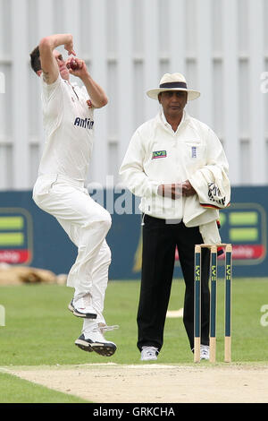 Reece Topley in bowling Aktion für Essex - Gloucestershire CCC Vs Essex CCC - LV County Championship Division zwei Cricket in Cheltenham Cricket Club, Princes Street, Cheltenham - 07.11.12 Stockfoto