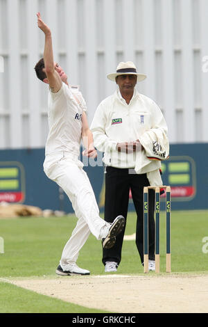 Reece Topley in bowling Aktion für Essex - Gloucestershire CCC Vs Essex CCC - LV County Championship Division zwei Cricket in Cheltenham Cricket Club, Princes Street, Cheltenham - 07.11.12 Stockfoto