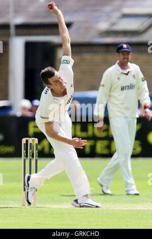 Reece Topley in bowling Aktion für Essex - Gloucestershire CCC Vs Essex CCC - LV County Championship Division zwei Cricket in Cheltenham Cricket Club, Princes Street, Cheltenham - 07.11.12 Stockfoto