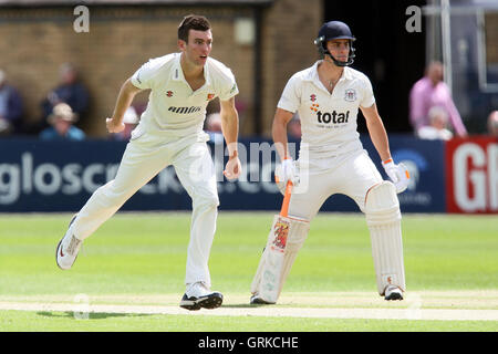 Reece Topley in bowling Aktion für Essex - Gloucestershire CCC Vs Essex CCC - LV County Championship Division zwei Cricket in Cheltenham Cricket Club, Princes Street, Cheltenham - 07.11.12 Stockfoto