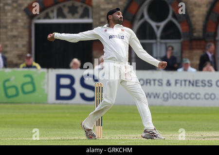 Harbhajan Singh im bowling Aktion für Essex - Gloucestershire CCC Vs Essex CCC - LV County Championship Division zwei Cricket in Cheltenham Cricket Club, Princes Street, Cheltenham - 07.11.12 Stockfoto