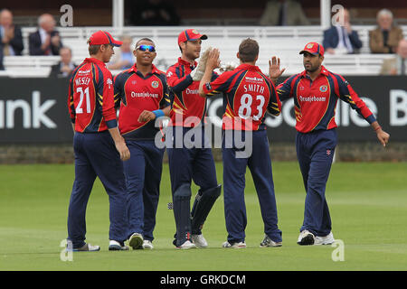 Essex-Spieler feiern das Wicket Paul Stirling - Middlesex Panthers Vs Essex Eagles - Clydesdale Bank 40 Cricket an Lords Ground, St Johns Wood, London - 27.08.12 Stockfoto