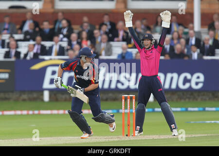 Eine starke Anziehungskraft von John Simpson von Middlesex für das Wicket James Franklin - Middlesex Panthers Vs Essex Adler - Freunde Leben T20 Cricket an Herrn Grund - 21.06.12. Stockfoto