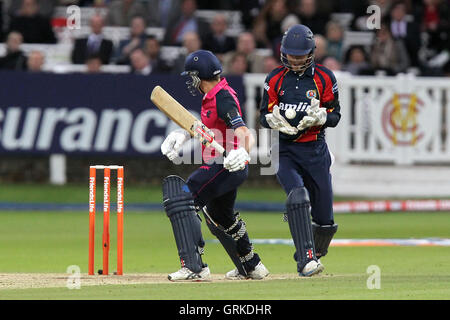 James Foster von Essex hält sich an einen Haken, Neil Dexter von der Bowling Reece Topley - Middlesex Panthers Vs Essex Adler - Freunde Leben T20 Cricket bei Herrn Boden - 21.06.12 entlassen. Stockfoto