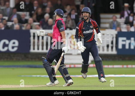 James Foster von Essex hält sich an einen Haken, Neil Dexter von der Bowling Reece Topley - Middlesex Panthers Vs Essex Adler - Freunde Leben T20 Cricket bei Herrn Boden - 21.06.12 entlassen. Stockfoto