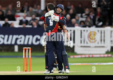 James Foster von Essex hält sich an einen Haken, Neil Dexter von der Bowling Reece Topley - Middlesex Panthers Vs Essex Adler - Freunde Leben T20 Cricket bei Herrn Boden - 21.06.12 entlassen. Stockfoto