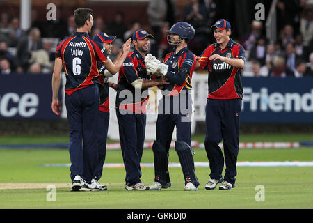 James Foster von Essex behält einen Fang zu Neil Dexter Bowling von Reece Topley zu entheben und feiert - Middlesex Panthers Vs Essex Adler - Freunde Leben T20 Cricket bei Herrn Boden - 21.06.12. Stockfoto