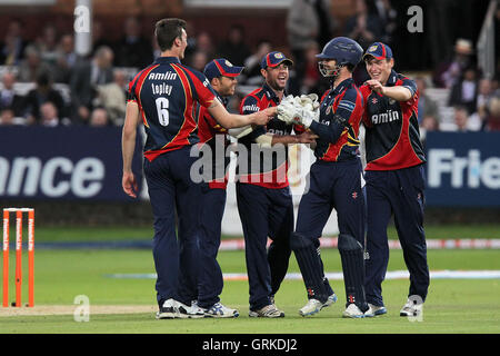 James Foster von Essex behält einen Fang zu Neil Dexter Bowling von Reece Topley zu entheben und feiert - Middlesex Panthers Vs Essex Adler - Freunde Leben T20 Cricket bei Herrn Boden - 21.06.12. Stockfoto