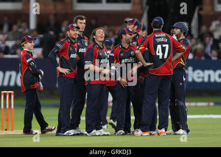 James Foster von Essex behält einen Fang zu Neil Dexter Bowling von Reece Topley zu entheben und feiert - Middlesex Panthers Vs Essex Adler - Freunde Leben T20 Cricket bei Herrn Boden - 21.06.12. Stockfoto