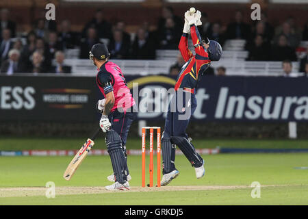 James Foster von Essex hält sich an einen Haken, Gareth Berg aus der Bowling von Tim Phillips - Middlesex Panthers Vs Essex Adler - Freunde Leben T20 Cricket bei Herrn Boden - 21.06.12 entlassen. Stockfoto