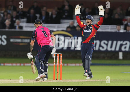 James Foster von Essex hält sich an einen Haken, Gareth Berg aus der Bowling von Tim Phillips - Middlesex Panthers Vs Essex Adler - Freunde Leben T20 Cricket bei Herrn Boden - 21.06.12 entlassen. Stockfoto