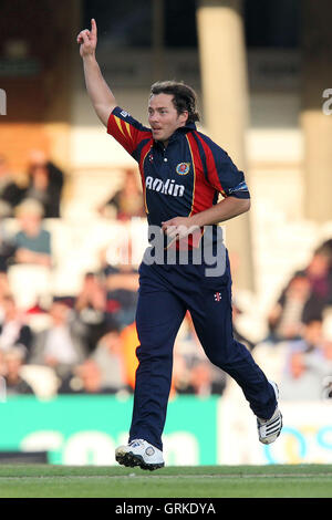 Graham Napier von Essex feiert das Wicket von Gareth Batty - Surrey Löwen Vs Essex Adler - Freunde Leben T20 South Division Cricket bei Kia Oval, London - 13.06.12. Stockfoto