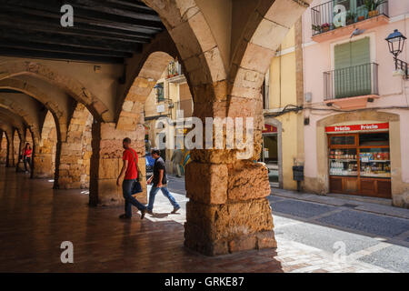 Stone Spitzbögen auf Merceria Straße. Tarragona old Town, Katalonien, Spanien Stockfoto