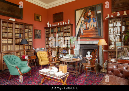 Die Familie Bibliothek. Doddington Hall und Gärten, Lincolnshire, UK. Juni 2016. Stockfoto