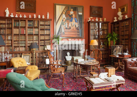 Die Familie Bibliothek. Doddington Hall und Gärten, Lincolnshire, UK. Juni 2016. Stockfoto