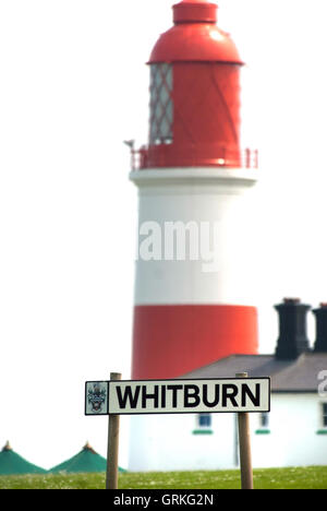 Souter Lighthouse und Whitburn Zeichen Stockfoto