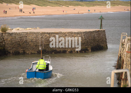 Boot Seaton Schleuse Hafen verlassen Stockfoto