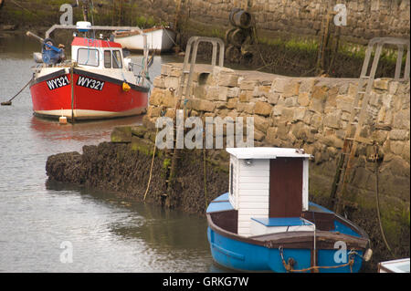 Boote im Hafen von Seaton Schleuse Stockfoto