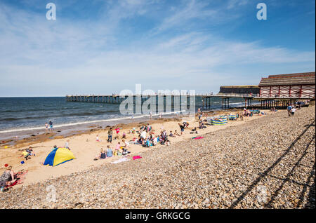 Saltburn-by-the-Sea Cleveland UK Busy Strand mit Blick auf den Pier Stockfoto