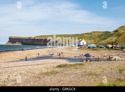 Saltburn-by-the-Sea Cleveland UK Strand Ship Inn und Lagunen mit Blick auf Jagd Cliff Stockfoto