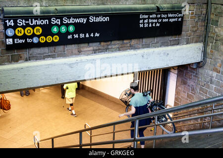 New York City, NY NYC Manhattan, Union Square, 14th Street-Union Square, U-Bahn, Station, Eingang, MTA, Treppen, Erwachsene Erwachsene, weibliche Frauen, mit Fahrrad Stockfoto