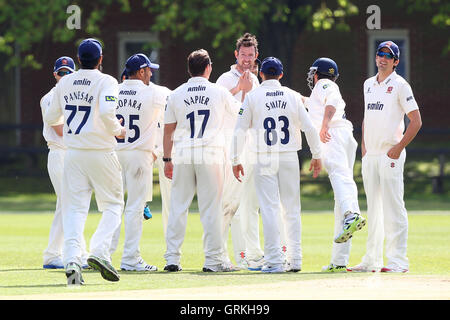 David Masters of Essex (C) ist auf das Wicket James Johnson - Cambridge MCCU Vs Essex CCC - Vorsaison Cricket Testspiel am Gast Ground, Cambridge - 04.09.14 gratulierte. Stockfoto