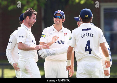 David Masters von Essex (L) ist auf das Wicket Adil Arif - Cambridge MCCU Vs Essex CCC - Vorsaison Cricket Freundschaftsspiel am Gast Ground, Cambridge - 04.09.14 gratulierte. Stockfoto