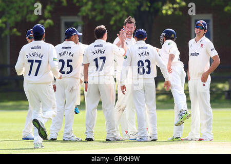 David Masters of Essex (C) ist auf das Wicket James Johnson - Cambridge MCCU Vs Essex CCC - Vorsaison Cricket Testspiel am Gast Ground, Cambridge - 04.09.14 gratulierte. Stockfoto