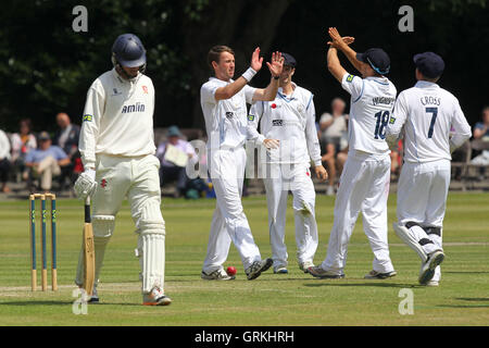 Tony Palladino von Derbyshire (2 L) ist auf das Wicket Tom Moore - Derbyshire CCC Vs Essex CCC - LV County Championship Division zwei Cricket at Queen es Park, Chesterfield - 07.09.14 gratuliert Stockfoto