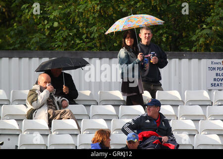 Sonnenschirme, rund um den Boden als Regen fällt wieder - Essex Adler Vs Sri Lanka - 50-Over Tour Match im Essex County Ground, Chelmsford - 13.05.14 Stockfoto