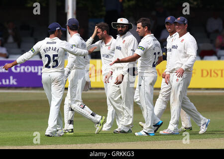 Ryan Ten Doeschate von Essex (3. R) ist bei der Aufnahme des letzten Gloucestershire Wicket, Adam Rouse - Essex CCC Vs Gloucestershire CCC - LV County Championship Division zwei Cricket auf dem Ford County Ground, Chelmsford - 07.02.14 gratuliert Stockfoto