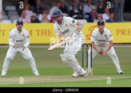 Tom Smith in Aktion für Gloucestershire - Essex CCC Vs Gloucestershire CCC - LV County Championship Division zwei Cricket auf dem Ford County Ground, Chelmsford - 29.06.14 zu zucken Stockfoto