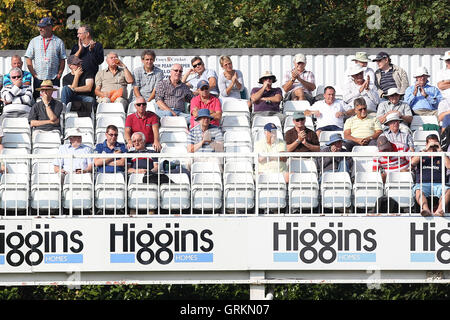 Zuschauer blicken auf während zwei Tag - Essex CCC Vs Kent CCC - LV County Championship Division zwei Cricket an der Essex County Ground, Chelmsford, Essex - 09.10.14 Stockfoto