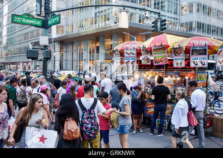 New York City, NY NYC Manhattan, Midtown, 6., Sixth Avenue, 42 Street, Corner, Street Food, Stall, Stände, Stand, Stände, Verkaufsstände, Verkäufer Verkäufer verkaufen, stal Stockfoto